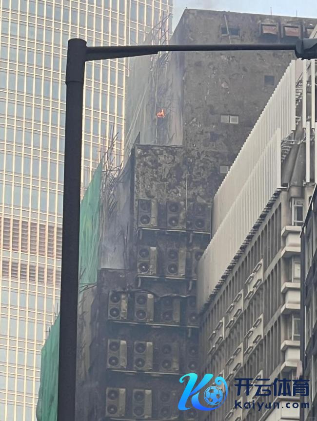 香港中環突發大火 一大樓墮入火海 火勢利害濃煙沖天