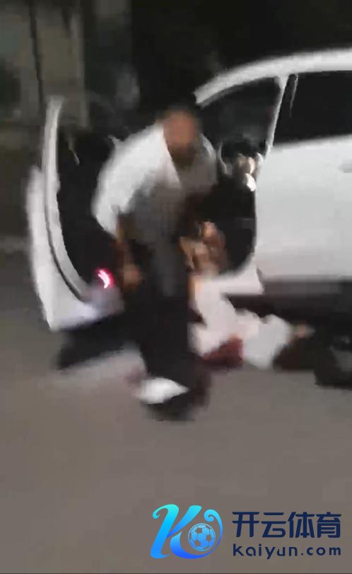 男人凌晨聽到呼救發現一女子被勒昏